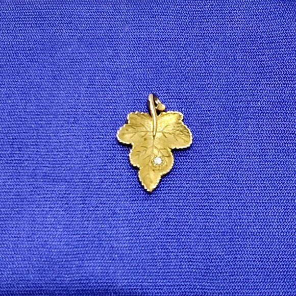 Avon Radiant Leaf Pendant Diamond Rhinestone Accent 1978 Fashion Accents Vintage - Picture 1 of 5